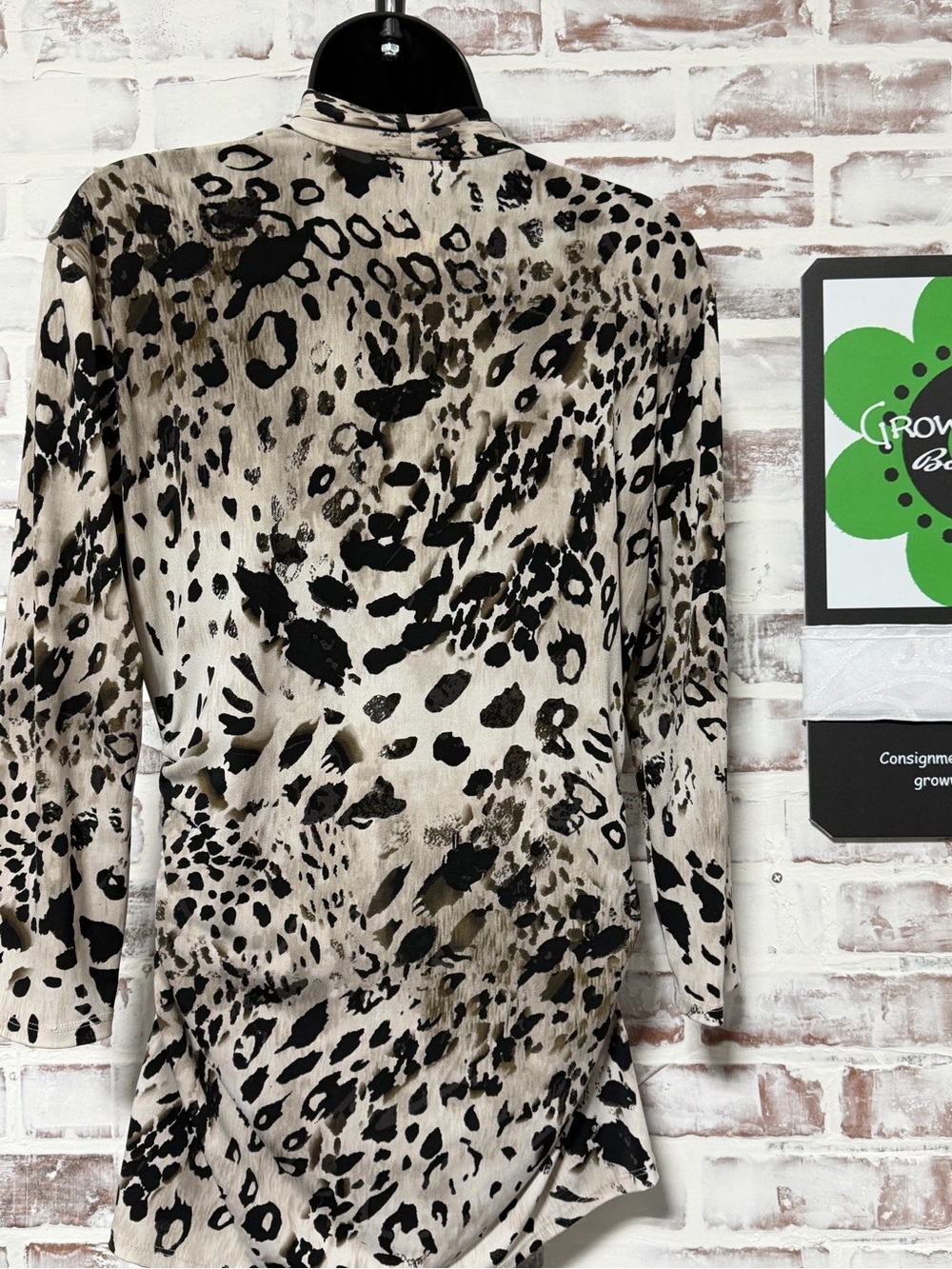 Vince Camuto Black and Taupe Animal Print Blouse women’s medium - Picture 6 of 7